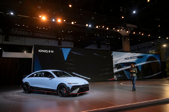 이상엽 현대제네시스글로벌디자인담당 부사장이 20일(현지시각) 미국 LA 컨벤션 센터(Los Angeles Convention Center)에서 열린 '2025 LA 오토쇼'에서 '크레이터'를 소개하고 있다. [사진=현대자동차]