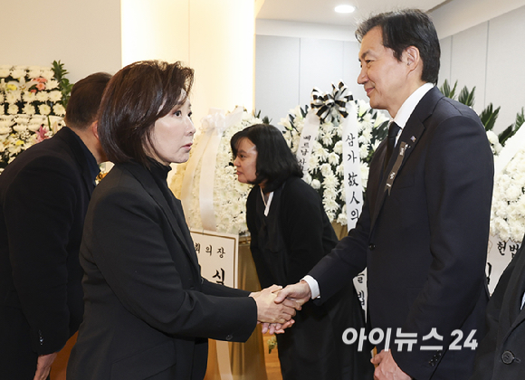 나경원 국민의힘 의원이 29일 서울 종로구 서울대학교병원 장례식장에 마련된 고 이해찬 전 국무총리의 빈소에서 조문을 하고 있다. [사진=사진공동취재단]