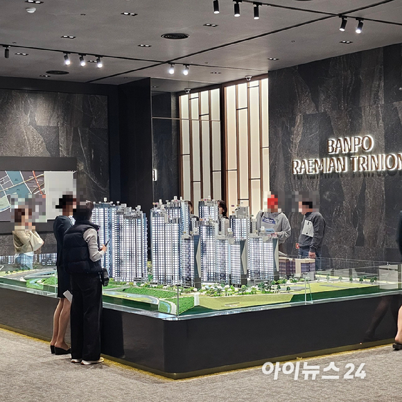 서울 송파구 문정동 '래미안 갤러리'에 마련된 '반포 래미안 트리니원' 견본주택 내 전경. 2025.11.07 [사진=이효정 기자 ]