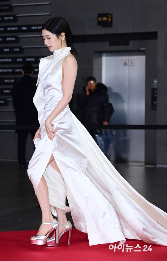 배우 정소민이 지난 12월 31일 서울 마포구 상암동 SBS 프리즘타워에서 열린&nbsp;2025 SBS 연기대상&nbsp;레드카펫 행사에 참석하고 있다. [사진=정소희 기자]