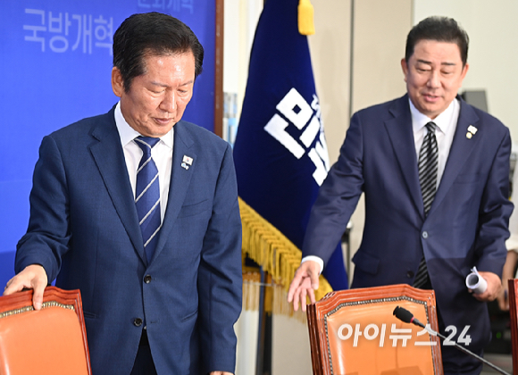 더불어민주당 정청래 당대표와 김병기 원내대표가 13일 오전 서울 여의도 국회에서 열린 최고위원회의에 참석하고 있다. [사진=곽영래 기자]
