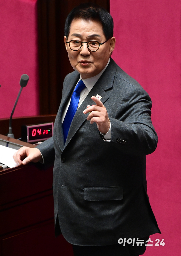 박지원 더불어민주당 의원이 13일 오후 서울 여의도 국회 본회의장에서 열린 제422회 국회(임시회) 제5차 본회의 경제 분야 대정부 질문에서 질의하는 중 항의하는 국민의힘 의원들을 향해 호통치고 있다. [사진=정소희 기자]