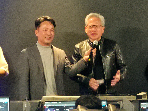 장병규 크래프톤 의장과 신논현 인근 PC방에서 만난 젠슨 황 CEO. [사진=게임기자단]