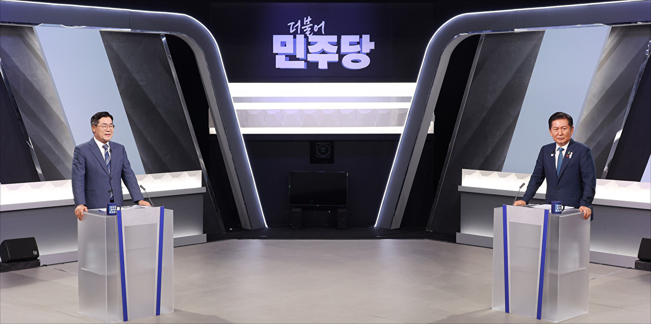 더불어민주당 박찬대, 정청래 당대표 후보가 27일 서울 여의도 KBS 신관 공개홀에서 열린 TV토론회 시작에 앞서 악수를 하며 기념촬영하고 있다. 2025.7.27 [국회사진기자단] [사진=연합뉴스]