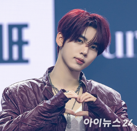 그룹 앤더블(장하오 유승언 리키 김규빈 한유진)이 지난달 26일 서울 용산구 블루스퀘어 우리WON뱅킹홀에서 열린 미니 1집 발매 기념 쇼케이스에서 포즈를 취하고 있다. [사진=YH엔터테인먼트]
