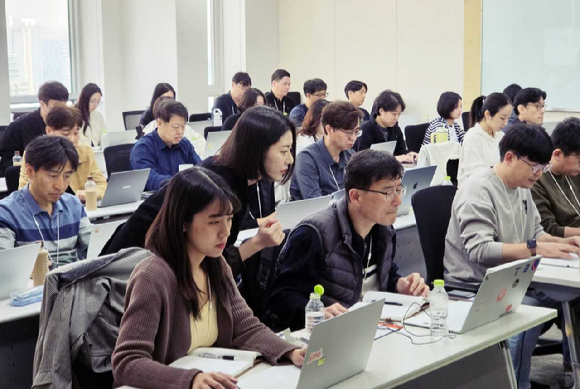 SK브로드밴드 구성원들이 본사에서 상시 운영 중인 AI 에이전트 랩 과정에 참여해 직접 에이전트를 만들고 있는 모습. [사진=SKB]