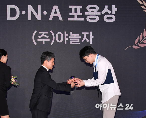 종합경제미디어 아이뉴스24가 23일 서울 영등포구 여의도동 FKI타워컨퍼런스센터에서 '아이포럼2025-지금은 인공지능 대전환(AX):AI 3대 강국 어떻게 만들 것인가' 컨퍼런스를 개최했다. 포럼에 앞서 '제6회 아이뉴스24 D&middot;N&middot;A 혁신상 시상식'이 열린 가운데 야놀자 김승덕 IAB팀 리더가 D&middot;N&middot;A 포용상(한국지능정보사회진흥원 원장상)을 수상하고 있다. 왼쪽은 시상자로 나선 정병주 한국지능정보사회진흥원 인공지능융합본부 본부장. [사진=곽영래 기자]