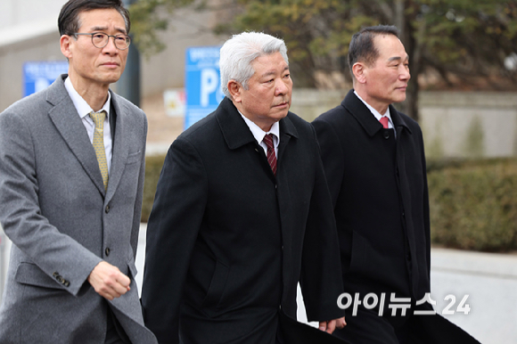 윤석열 대통령 대리인단 김홍일 변호사가 25일 오후 서울시 종로구 재동 헌법재판소 대심판정에서 열린 대통령 탄핵 심판 11차 변론에 참석하고 있다. [사진=사진공동취재단]