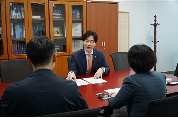 박성훈 국민의힘 국회의원이 최희숙 한국토지주택공사 부산울산지역본부장을 만나 임대주택 시설 및 보행 환경 개선 방안에 대해 논의하고 있다. [사진=박성훈 의원실]