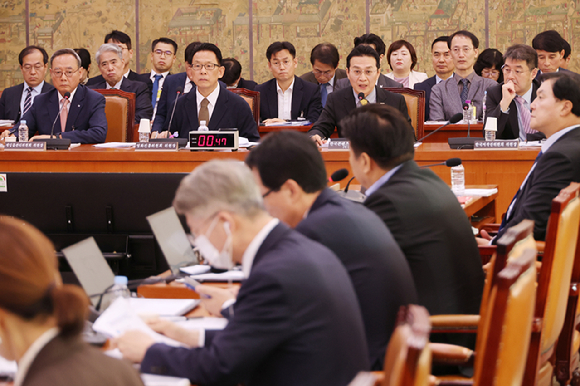 유현석 한국콘텐츠진흥원장 직무대리가 23일 국회 문화체육관광위원회에서 열린 한국콘텐츠진흥원, 게임물관리위원회 등에 대한 국정감사에서 발언하고 있다. [사진=연합뉴스]