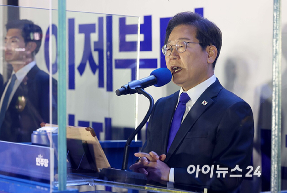 이재명 제 21대 대통령 당선인이 4일 오전 국회 앞에 설치된 축하 무대에서 연설을 하고 있다. [사진=곽영래 기자]