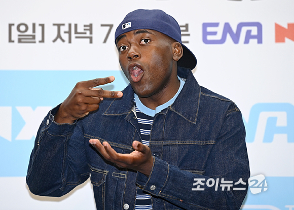 방송인 조나단이 19일 오전 서울 마포구 스탠포드호텔에서 열린 ENA, NXT, 코미디TV가 공동 제작하는 새 예능 '어디로 튈지 몰라' 제작발표회에서 포토타임을 갖고 있다. [사진=곽영래 기자]