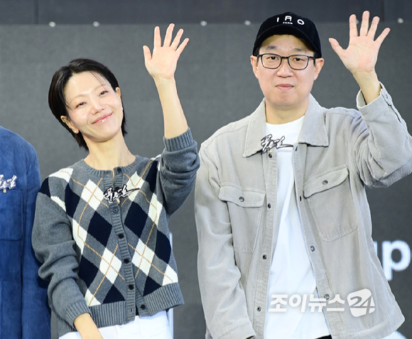 (왼쪽부터) 배우 나가야마 에이타-손석구-김신록-한준희 감독이 9일 부산 해운대구 영화의전당에서 열린 제31회 부산국제영화제 '푸른길' 오픈토크에 참석하고 있다. [사진=정소희 기자]