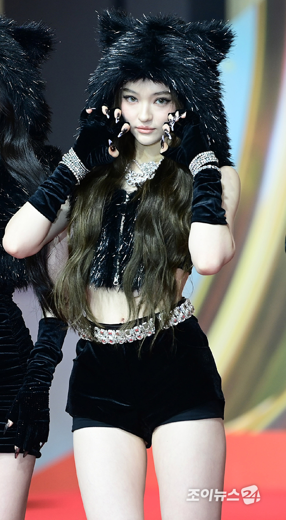 그룹 미야오(MEOVV) 엘라가 25일 오후 인천광역시 중구 운서동 인스파이어 아레나에서 열린 '2025 SBS 가요대전' 레드카펫 행사에 참석하고 있다. [사진=정소희 기자]