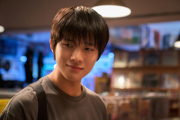 이종필 감독이 넷플릭스 영화 '파반느' 인터뷰에 앞서 포즈를 취하고 있다. [사진=넷플릭스 ]