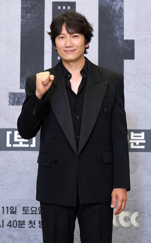 배우 지성-하윤경-문소리-박병은이 10일 온라인으로 진행된 JTBC 새 토일드라마 '아파트' 제작발표회에 참석하고 있다. [사진=JTBC]