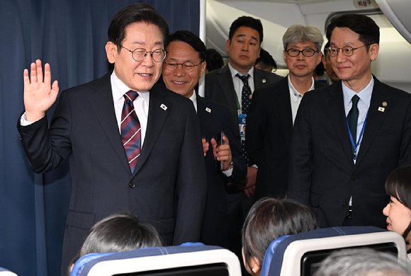 캐나다 주요 7개국(G7) 정상회의를 마친 이재명 대통령이 지난 18일 서울공항을 향하는 공군 1호기에서 기자들과 G7 관련 대화를 하고 있다. [사진=연합뉴스]