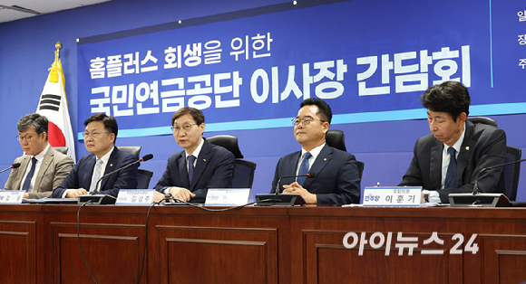 김성주 국민연금공단 이사장이 9일 서울 여의도 국회 의원회관에서 열린 홈플러스 회생을 위한 국민연금공단 이사장 간담회에서 발언하고 있다. [사진=곽영래 기자]