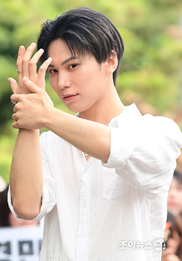가수 라키가 28일 오전 서울 영등포구 여의도 KBS신관에서 열린 KBS2 뮤직뱅크 녹화에 참석하고 있다. [사진=정소희 기자]