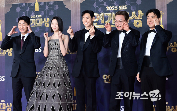 '모범택시3' 배우 배유람-표예진-이제훈-김의성-장혁진이 31일 오후 서울 마포구 상암동 SBS 프리즘타워에서 열린&nbsp;2025 SBS 연기대상&nbsp;레드카펫 행사에 참석하고 있다. [사진=정소희 기자]