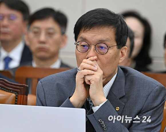 이창용 한국은행 총재가 29일 국회 기획재정위원회에서 열린 한국은행&middot;국세청&middot;관세청 등에 대한 종합감사에서 의원 질의를 듣고 있다. [사진=곽영래 기자]
