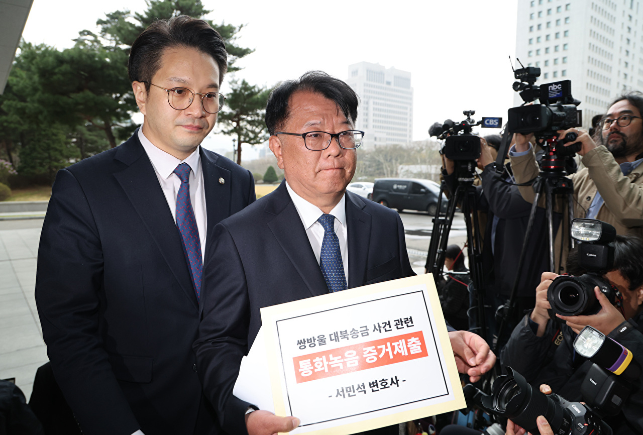 더불어민주당 전용기 의원(왼쪽)과 서민석 변호사가 6일 쌍방울 대북송금 사건 관련 박상용 검사 녹취 증거 제출 기자회견을 하고 서울고등검찰청으로 들어서고 있다. 2026.4.6 [사진=연합뉴스]