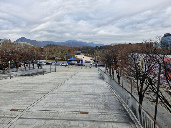 세운상가 2층에서 종묘와 북한산 방향으로 바라본 모습. [사진=아이뉴스24]