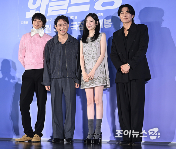 배우 강동원, 오정세, 박지현, 엄태구가 7일 오전 서울 자양동 롯데시네마 건대입구에서 열린 영화 '와일드 씽' 제작보고회에서 포토타임을 갖고 있다. [사진=곽영래 기자]