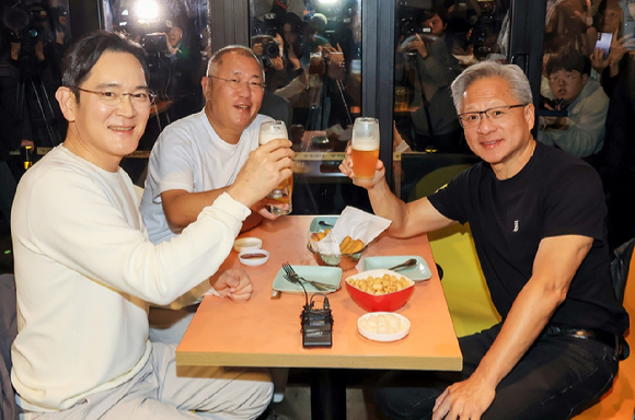 젠슨 황 엔비디아 최고경영자가 지난해 10월 서울 삼성동 한 치킨집에서 진행된 이재용 삼성전자 회장, 정의선 현대차그룹 회장과 치맥 회동 중 기념촬영을 하고 있다. [사진=연합뉴스]