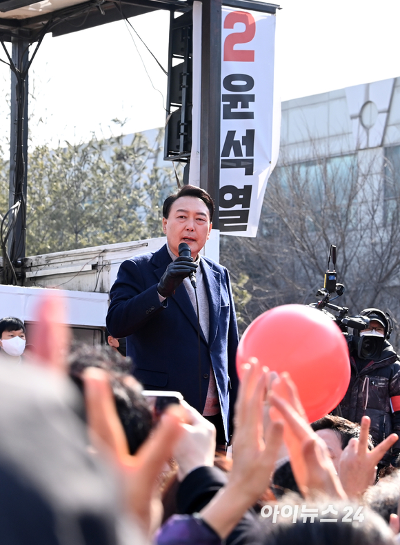 윤석열 국민의힘 대선후보가 7일 오전 경기도 구리역 광장에서 열린 "조선 왕조 500년 세계문화유산의 도시 구리의 품격" 경기 구리 유세에서 지지 호소를 하고 있다. [사진=김성진 기자]