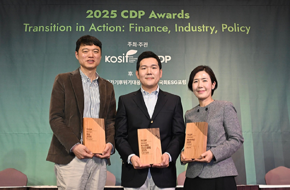 (왼쪽부터)&nbsp;임남수 현대차&nbsp;안전경영기획팀장,&nbsp;전현철 현대차&nbsp;사업개발&지속가능경영실장,&nbsp;이은주 기아&nbsp;지속가능경영팀장이&nbsp;10일 앰버서더 서울&nbsp;풀만&nbsp;호텔에서&nbsp;열린 '2025&nbsp;CDP&nbsp;코리아&nbsp;어워드(CDP Korea&nbsp;Award)'에서 수상 기념 사진을&nbsp;촬영하고 있다. [사진=현대자동차그룹]