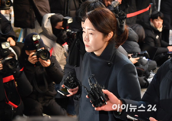 김경 서울시의원의 공천 대가로 1억원을 받았다는 의혹을 받고 있는 강선우 무소속 의원이 20일 서울 마포구 서울경찰청 공공범죄수사대로 출석하고 있다. [사진=곽영래 기자]