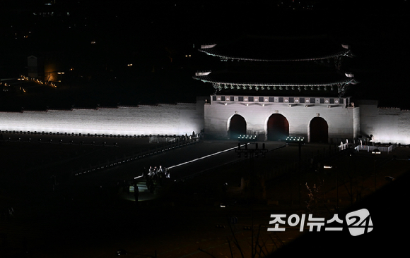 방탄소년단(BTS)이 21일 오후 서울 광화문 광장에서 정규 5집 '아리랑(ARIRANG)' 앨범 발매를 기념해 컴백 무대를 선보이고 있다. [사진=사진공동취재단]