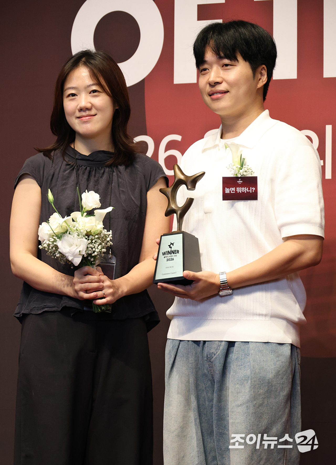 예능프로그램 '놀면 뭐하니?' 이주원 PD 및 제작진이 1일 오전 서울 중구 신라호텔에서 진행된 '2026 올해의 브랜드 대상' 포토월 행사에 참석해 포즈를 취하고 있다. [사진=문수지 기자]