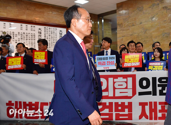 추경호 국민의힘 원내대표가 28일 서울 여의도 국회 로텐더홀에서 열린 야6당 의원들의 해병대 특검법 재표결 호소를 뒤로하고 본회의장으로 들어서고 있다. [사진=곽영래 기자]