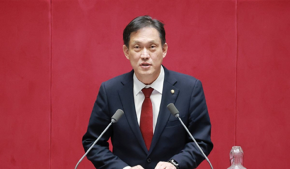 더불어민주당 박균택 의원이 1일 국회에서 열린 정기국회 제10차 본회의에서 5분 발언을 통해 12&middot;12 군사반란 및 5&middot;18 내란 혐의로 무기징역을 받은 전두환 전 대통령에 대해 "내란이 아니다"라고 언급한 국민의힘 김태규 의원을 비판하고 있다. 2026.10.1 [사진=연합뉴스]