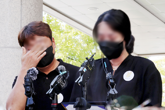 '여고생 살해범' 장윤기(23)에게 무기징역이 선고된 30일 오후 광주지방법원 앞에서 고(故) 이채원 양의 유족이 선고 결과에 대한 입장을 밝히고 있다. [사진=연합뉴스]