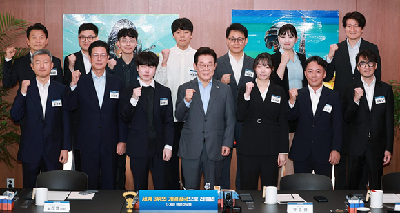 이재명 대통령이 15일 크래프톤의 게임·문화 플랫폼 서울 성동구 '펍지 성수'에서 열린 K-게임 현장 간담회에서 참석자들과 기념촬영을 하고 있다. [사진=연합뉴스]