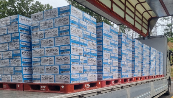 산림청 헬기가 강릉 오봉저수지에 물을 투하하고 있다 [사진=산림청 ]