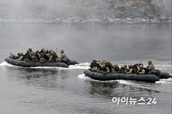 20일 경기 연천군 임진강 일대 석은소 훈련장에서 열린 한미 연합 제병협동 도하훈련에서 한국형 자주도하장비 수룡이 투입되고 있다. 2025년 전반기 한미 연합연습의 일환으로 실시된 이번 훈련에는 국군 5·7공병여단과 미2사단, 한미연합사단 등 총 600여 명의 장병이 참가했다. [사진=사진공동취재단]