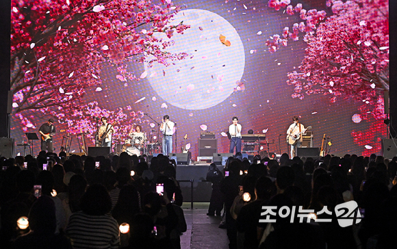 밴드 엔플라잉이 21일 오후 서울 송파구 잠실학생체육관에서 열린 '2026 JOY콘서트 - 보이스 오브 스프링(Voice of spring)'에서 멋진 무대를 선보이고 있다.고품격 엔터테인먼트 경제지 조이뉴스24와 인터넷종합지 아이뉴스24가 주최하는 '보이스 오브 스프링'은 올해로 세 번째를 맞았다. 이번 공연엔 엔플라잉(N.Flying/이승협, 차훈, 김재현, 유회승, 서동성), 소란(SORAN/고영배), 에이엠피(AxMxP/하유준, 김신, 크루, 주환)가 함께해 현장감이 넘치는 밴드 사운드로 관객과 열렬히 교감했다. [사진=곽영래 기자]