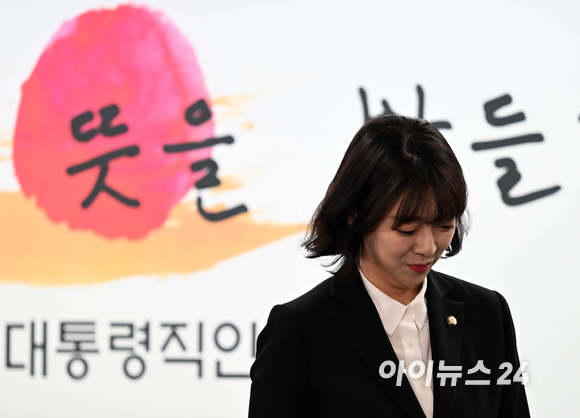 배현진&nbsp;신임 당선인 대변인이 5일 오전 서울 종로구 통의동 대통령직인수위원회 기자회견장에서 인사말을 하기 위해 들어서고 있다. [사진=인수위사진기자단]