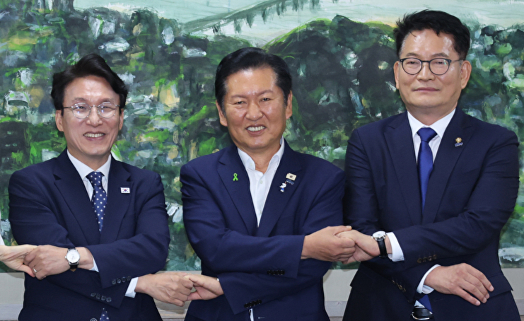 21일 서울 중구 서울시의회에서 열린 더불어민주당 당 대표 후보자 초청 간담회에서 김보미(왼쪽부터)&middot;고민정&middot;김민석&middot;정청래&middot;송영길 당 대표 후보들이 기념촬영을 하고 있다. [사진=연합뉴스]