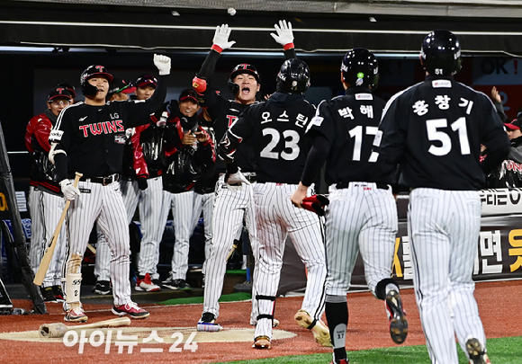 10일 오후 경기도 수원 KT위즈파크에서 열린 '2023 프로야구 KBO리그' 포스트시즌 한국시리즈 3차전 KT 위즈와 LG 트윈스와의 경기가 열렸다. 3회초 2사 1,2루 LG 오스틴이 스리런 홈런을 때린 뒤 동료들과 기뻐하고 있다. [사진=곽영래 기자]