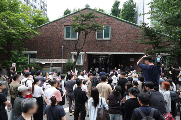9회 전국동시지방선거 및 국회의원 재&middot;보궐선거 투표용지 부족으로 투표 시간이 오후 10시까지 연장됐던 서울 송파구 잠실7동 제2투표소 앞에서 4일 투표함 반출에 반대하는 시민들이 모여 있다. 2026.6.4 [사진=연합뉴스]