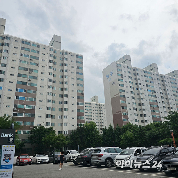 정부의 가계부채 대책이 발표된 후 시장은 일단 진정 효과를 나타내고 있다. 중개업소엔 문의전화도 없이 조용한 채 사무실에서 스크린만 응시하는 곳들이 많았다. 지난달 30일 오후 찾아간 서울 노원구 중계동의 청구3차 아파트 전경. 2025.06.30 [사진=이효정 기자 ]