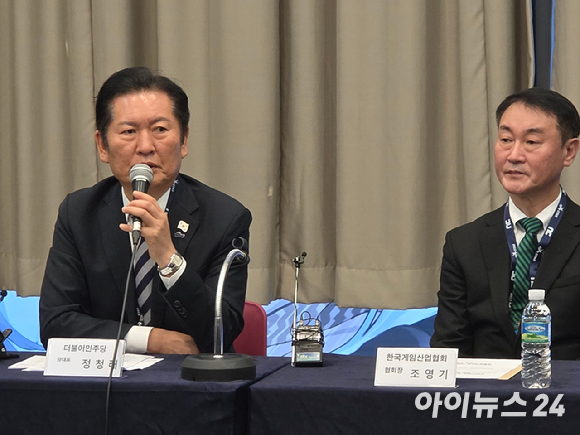 정청래 더불어민주당 대표가 14일 부산 벡스코에서 열린 '지스타 2025' 전시장에서 게임을 체험하고 있다. [사진=게임기자단]