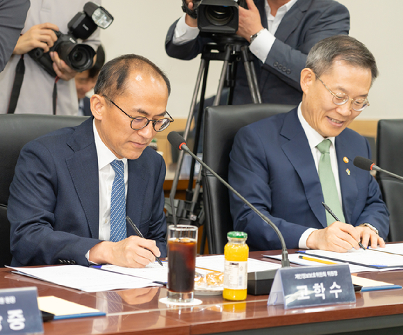 고학수 개인정보위 위원장(왼쪽)과 이종호 과기정통부 장관이 3일 오후 서울 종로구 정부서울청사에서 개최된  AI·데이터 기반 보이스피싱 예방을 위한 업무협약식에서 MOU 서명을 하고 있다. [사진=개인정보위]