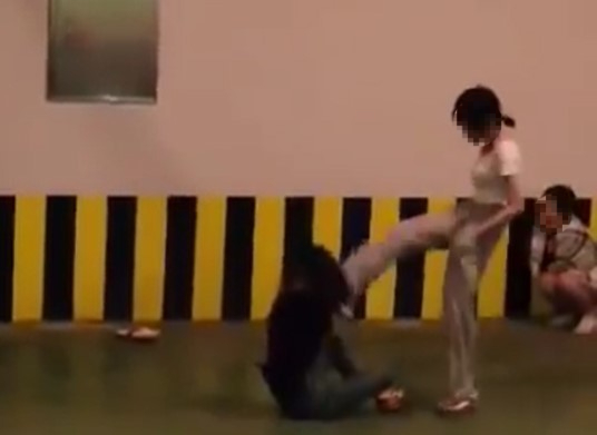 충남 태안에서 여중생 A양이 후배 여중생 B양을 무차별적으로 폭행하고 있다. [사진=페이스북 캡처]