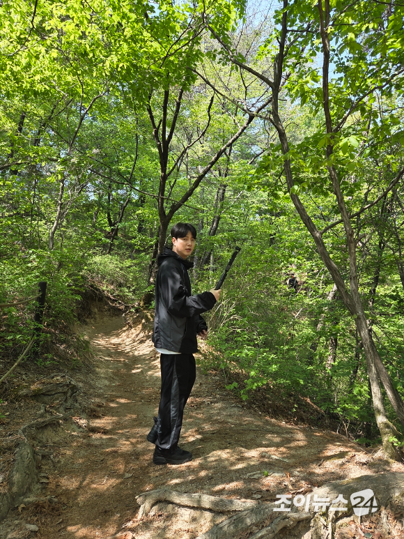 가수 강설민이 25일 서울 강북구 우이동 만남의 광장에서 열린 산악인 오은선 대장과 함께하는 '제13회 희망찾기 등산&middot;트레킹 교실'에 참가해 북한산을 오르고 있다. [사진=이미영 기자]
